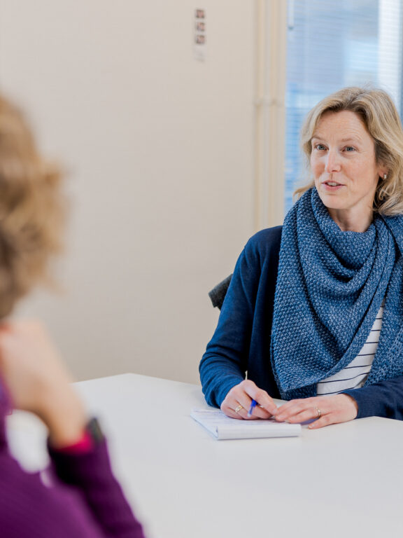 Collega overlegt met mede-collega's