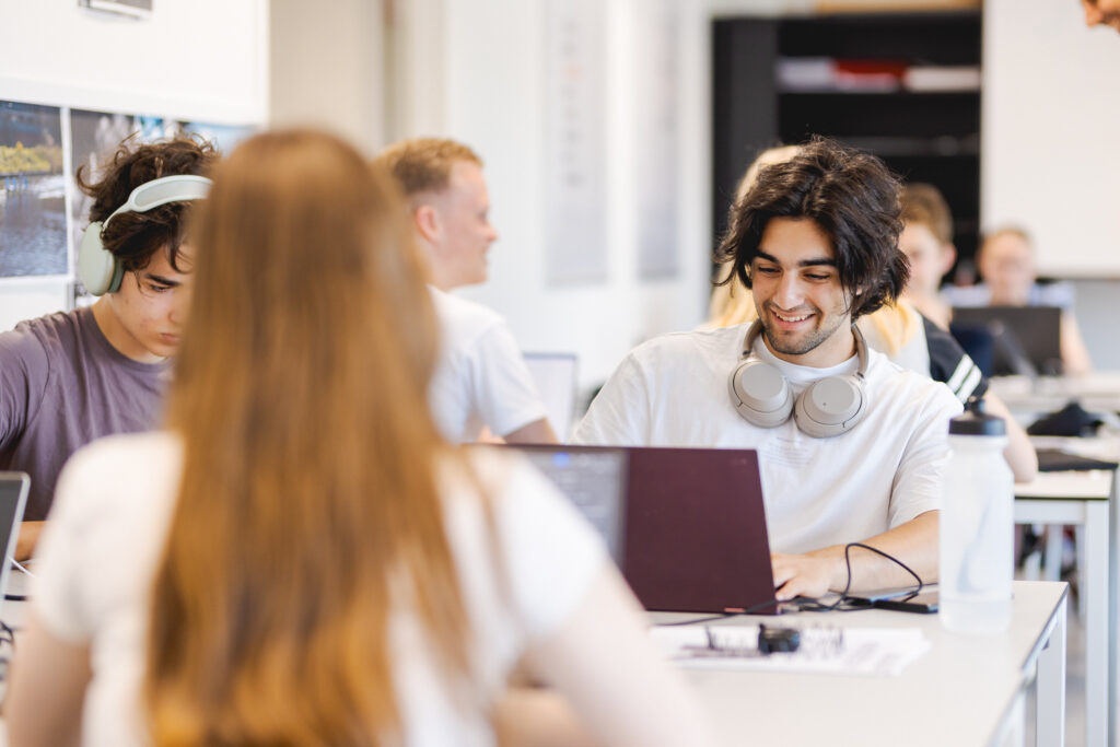 Als developer ben je de codebouwer voor smartphones, tablets en het internet. Je programmeert, ontwerpt en maakt de technische onderdelen van games, websites, apps en virtuele werelden.