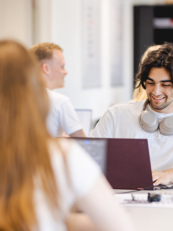 Als developer ben je de codebouwer voor smartphones, tablets en het internet. Je programmeert, ontwerpt en maakt de technische onderdelen van games, websites, apps en virtuele werelden.