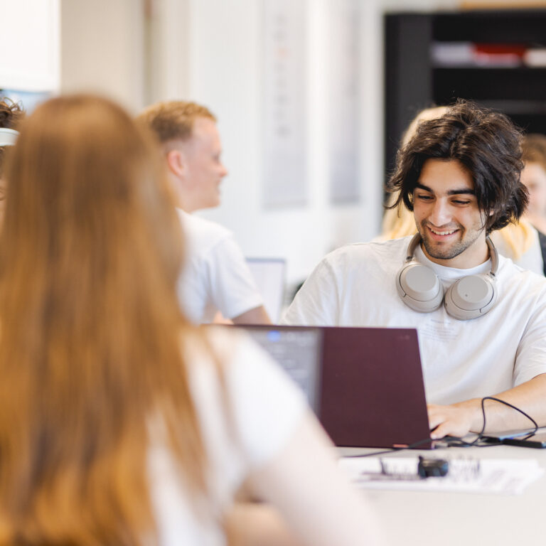 Als developer ben je de codebouwer voor smartphones, tablets en het internet. Je programmeert, ontwerpt en maakt de technische onderdelen van games, websites, apps en virtuele werelden.