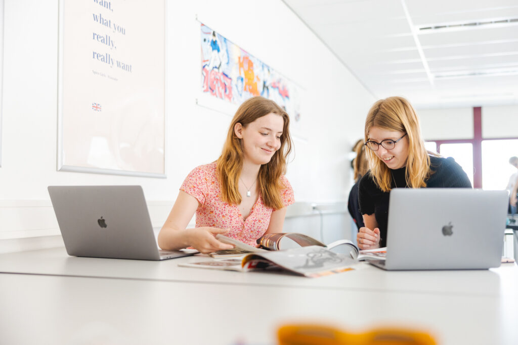 Student geeft uitleg over product.
