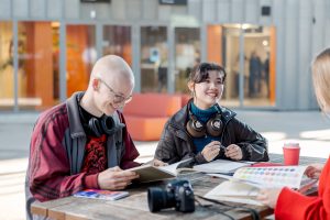 Studenten zijn in het atrium aan het werk voor het keuzedeel