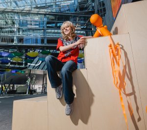 Student Mediavormgever is aan het relaxen in het atrium