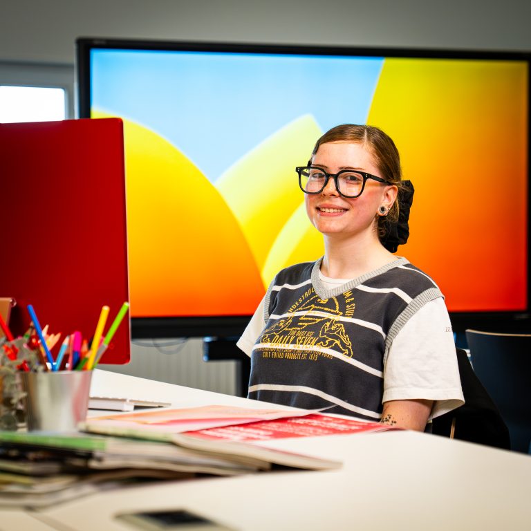 Student Allround Mediamaker maakt een bestand drukklaar