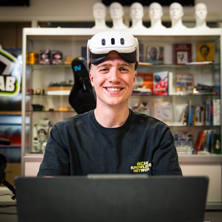 Student programmeert achter een laptop