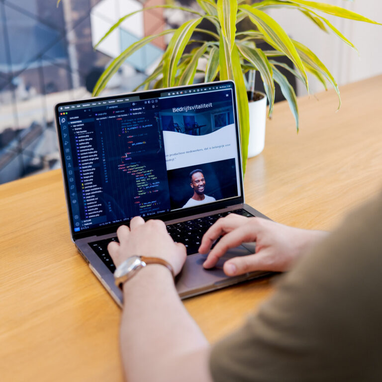 Student is bezig met het coderen van een website voor de klant.
