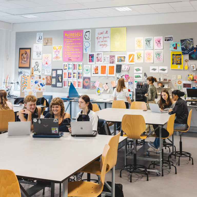 Studenten zijn aan het werk in de creatieve werkplaats.