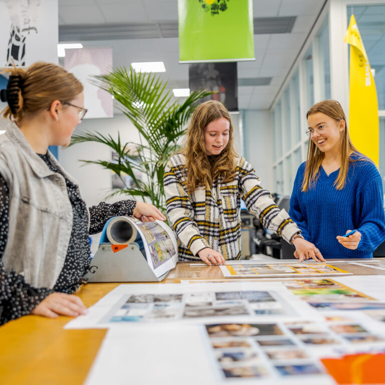Studenten werken samen aan een product