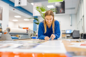 Student werkt aan product