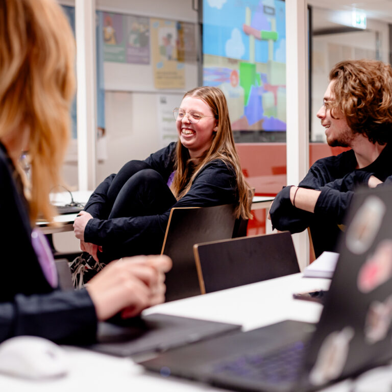 Student lacht om een andere student