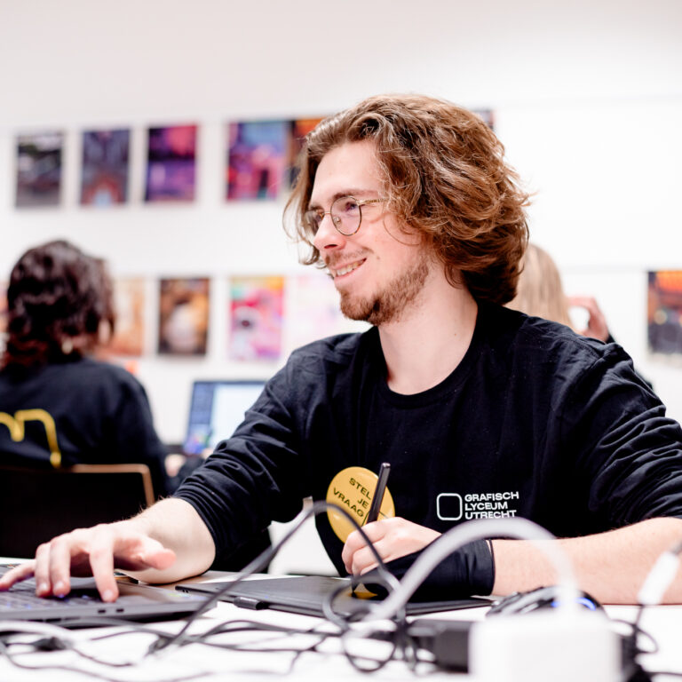 Student tekent op z'n tekentablet