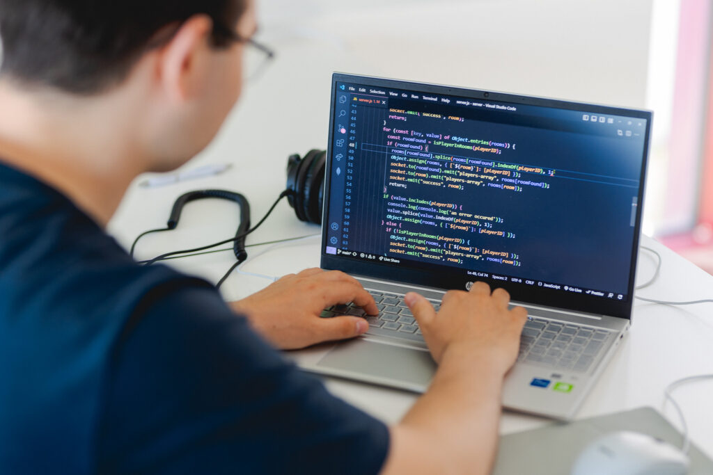 Een student is aan het programmeren.
