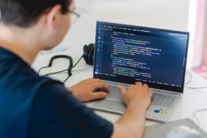 Een student is aan het programmeren.
