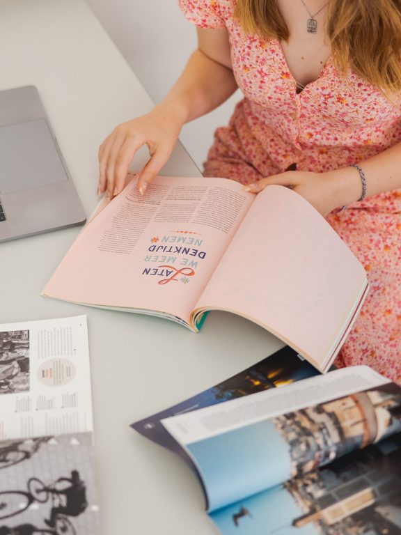 Studenten doen onderzoek naar typografie door magazines door te bladeren