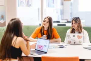 Student voert een salesgesprek met de klant