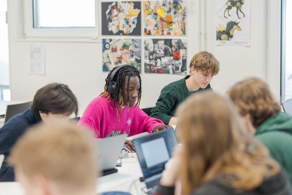 Studenten werken aan hun eigen project binnen de klas