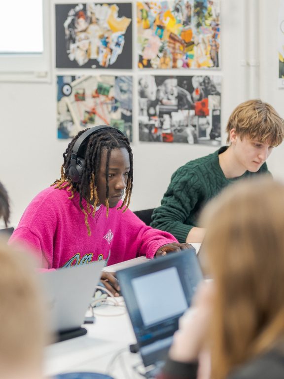 Studenten werken aan hun eigen project binnen de klas