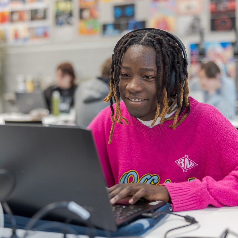 Student werkt aan een digitale tool voor de klant