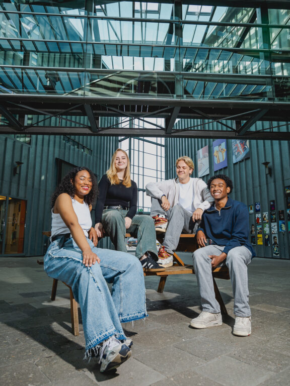 Studenten chillen in het atrium.