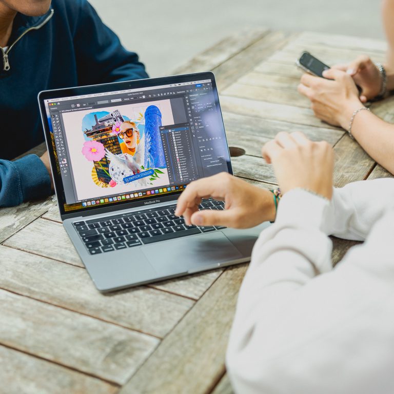 Student Mediavormgever heeft gekozen voor het profiel Brand Design. Hiervoor heeft hij een collage gemaakt.