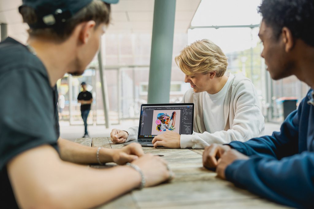 Student presenteert zijn nieuwe ontwerp vanuit het profiel Brand Design