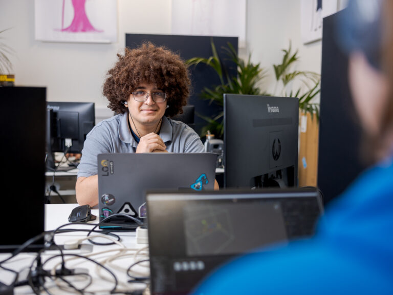 Student is aan het werk in het GameLab.