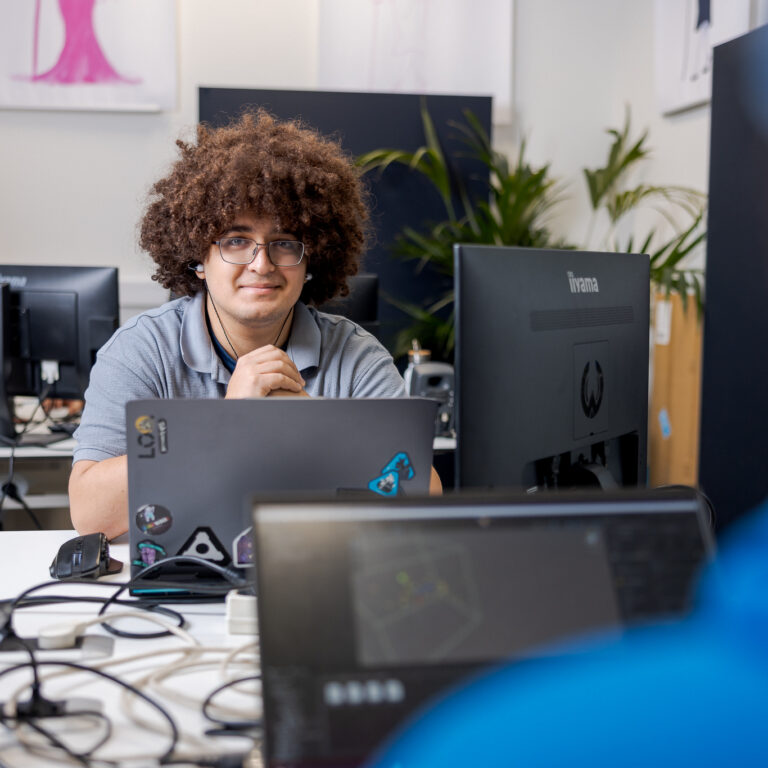 Student is aan het werk in het GameLab.