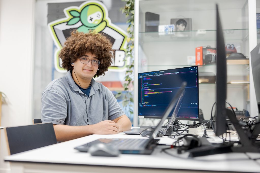 Student test een zelfgebouwde game op het scherm