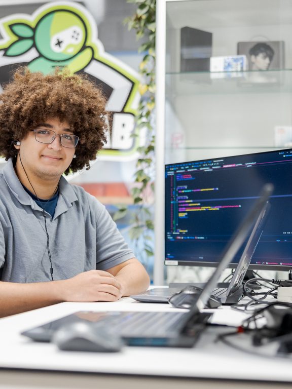 Student test een zelfgebouwde game op het scherm