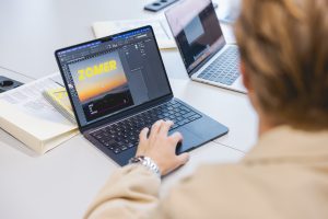 Student werkt aan de omslag van een draaiboek voor een event