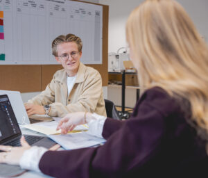 Studenten van de opleiding Creative Marketing & Communication zijn aan het werk voor hun nieuwe groepsproject.