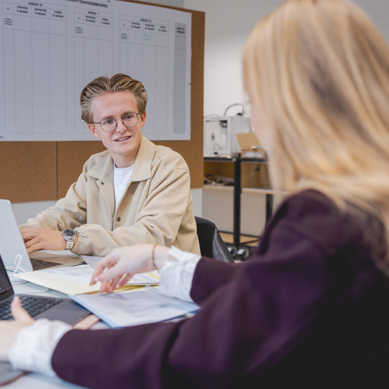 Studenten van de opleiding Creative Marketing & Communication zijn aan het werk voor hun nieuwe groepsproject.