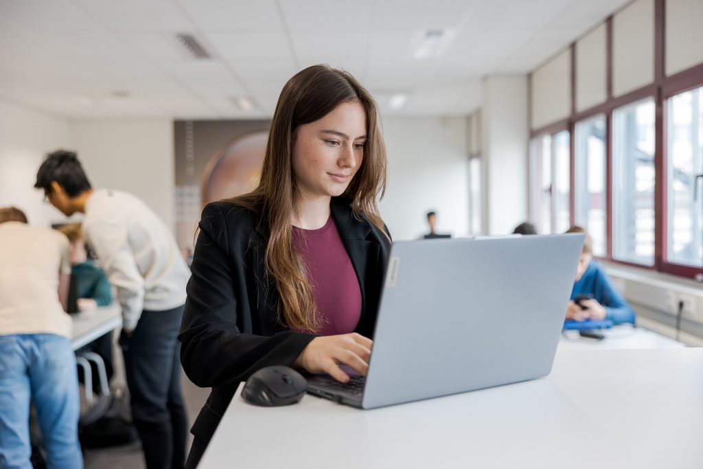 Student is aan het werk aan haar eigen portfolio
