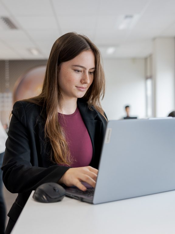 Student is aan het werk aan haar eigen portfolio