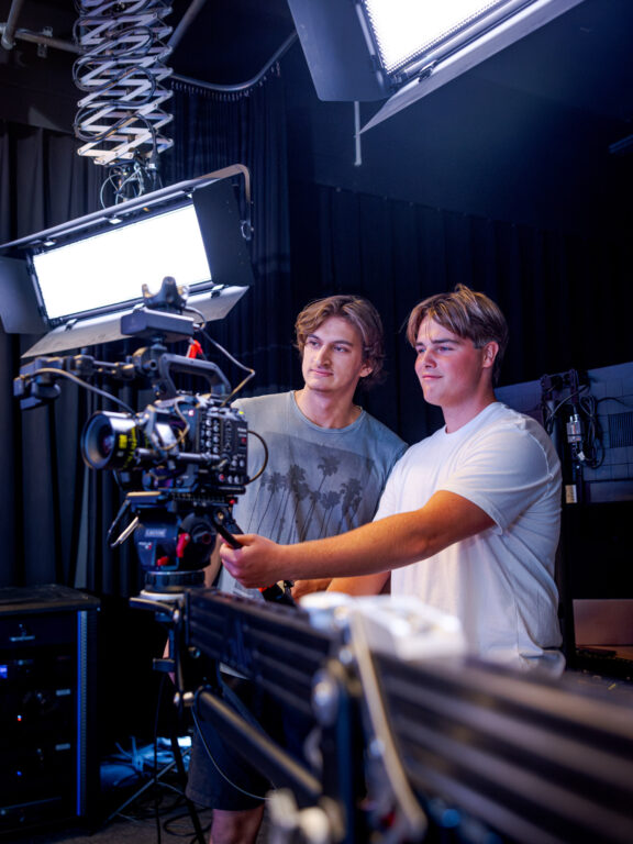 Studenten zijn aan het werk in de filmstudio