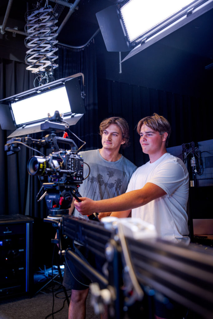 Studenten zijn aan het werk in de filmstudio