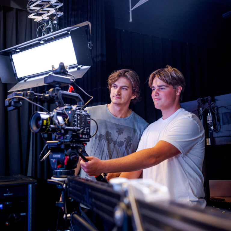 Studenten zijn aan het werk in de filmstudio
