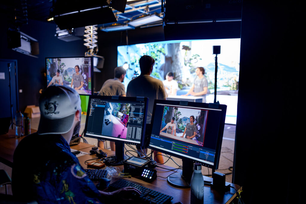 Studenten zijn aan het werk in de filmstudio
