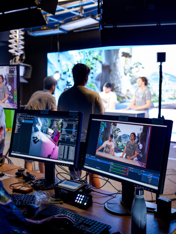 Studenten zijn aan het werk in de filmstudio