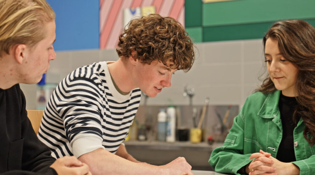 Studenten van de opleiding Creative Marketing & Communication zijn met elkaar aan het samenwerken