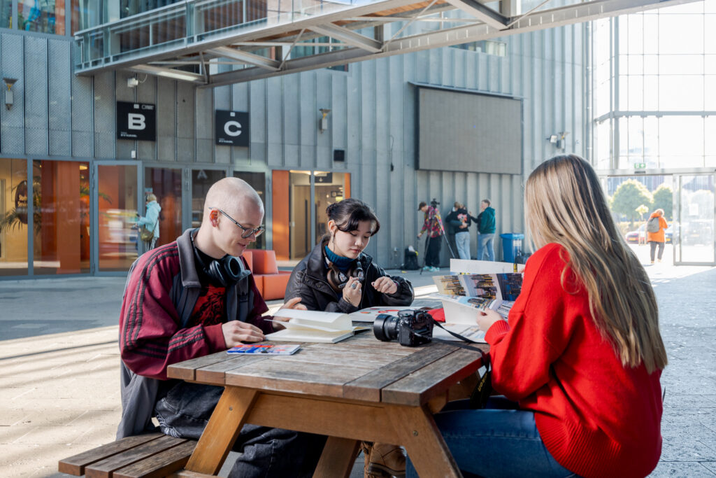 Studenten aan het werk in het atrium op de Vondellaan.