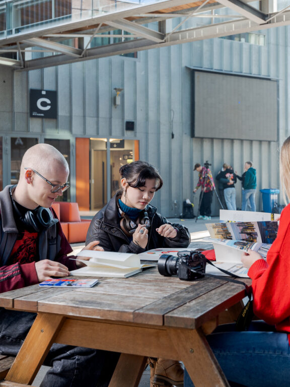 Studenten aan het werk in het atrium op de Vondellaan.