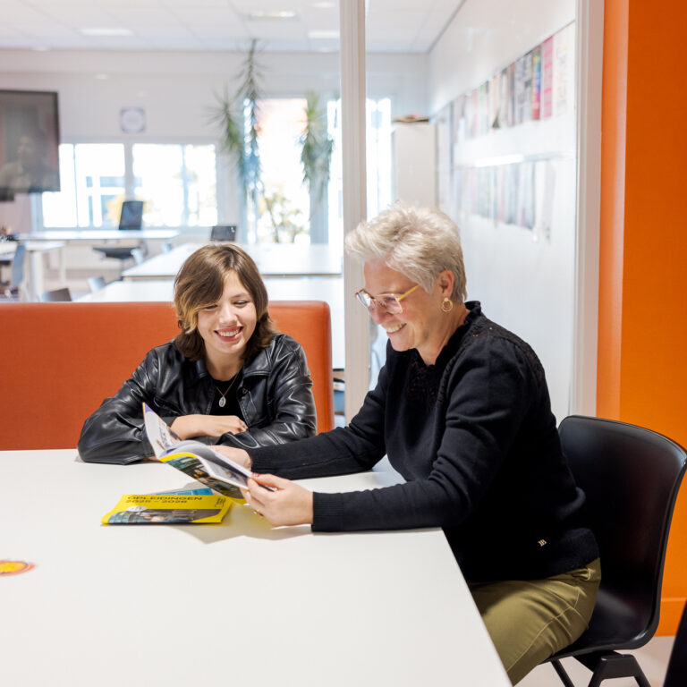 Docent is feedback aan het geven op de opdracht die een student heeft gemaakt.