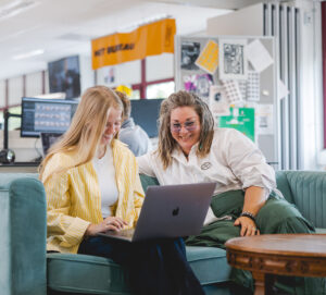 Student en Lucia, coördinator van het BUREAU, zijn in overleg over de gemaakte opdracht.