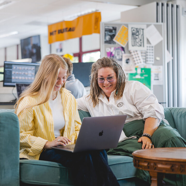 Student en Lucia, coördinator van het BUREAU, zijn in overleg over de gemaakte opdracht.