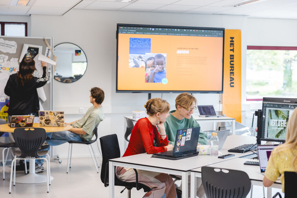 Studenten zijn aan het werk bij het BUREAU