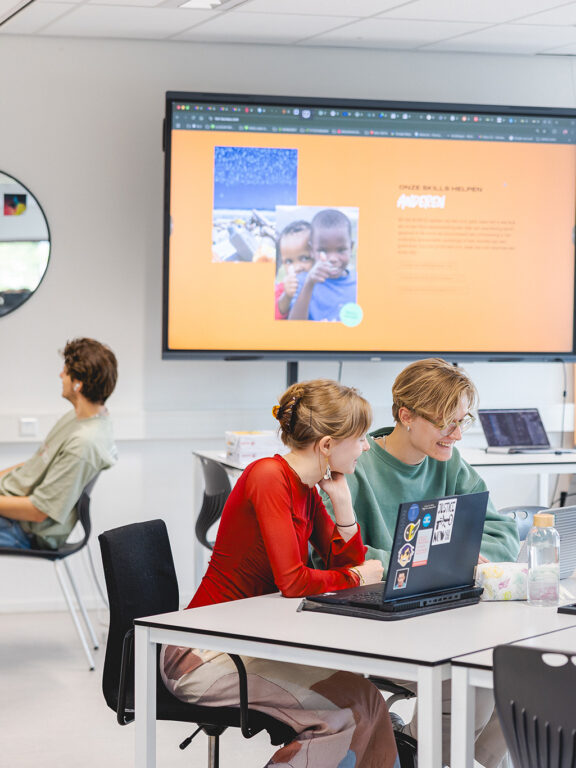 Studenten zijn aan het werk bij het BUREAU