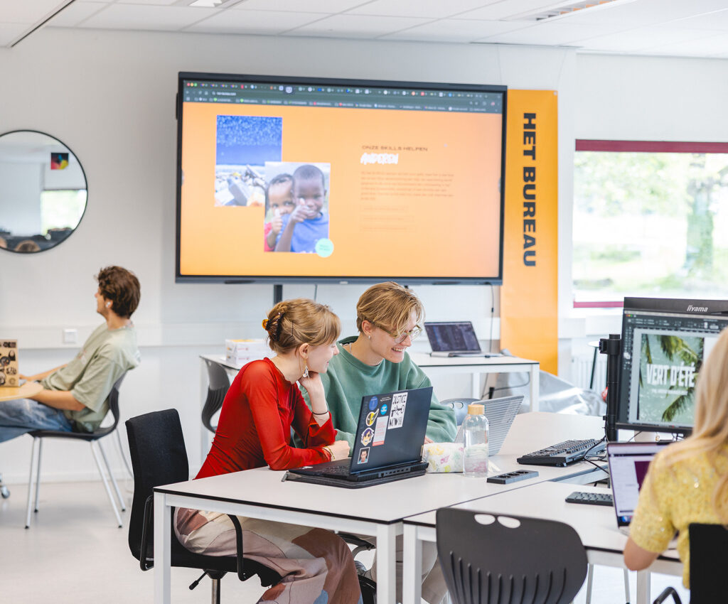 Studenten zijn aan het werk bij het BUREAU