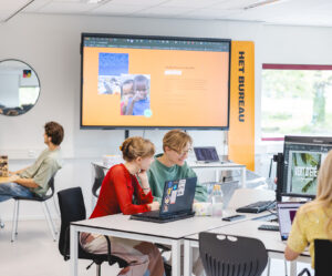 Studenten zijn aan het werk bij het BUREAU