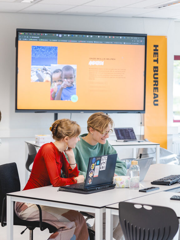 Studenten zijn aan het werk bij het BUREAU
